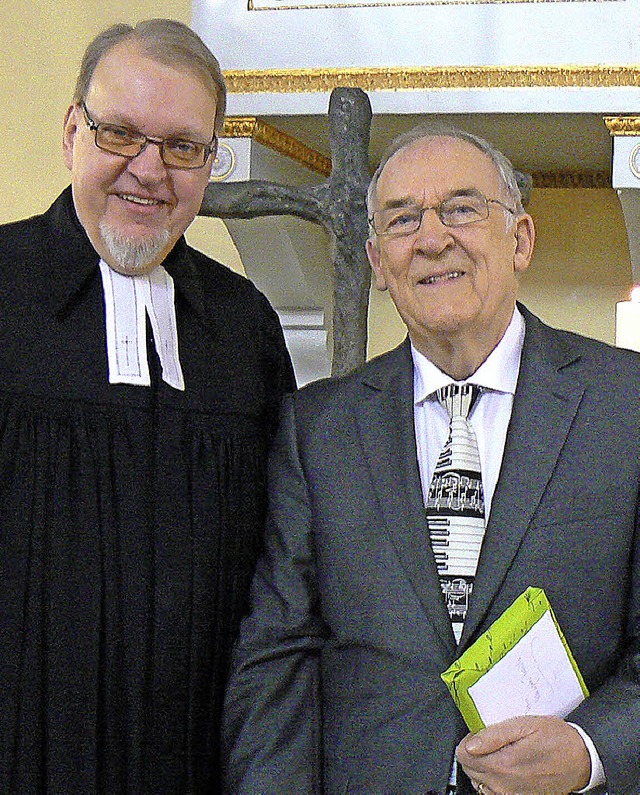 Pfarrer Wolfgang Gehring dankte Hanspe...rzehnte als Organist der Stadtkirche.   | Foto: zvg