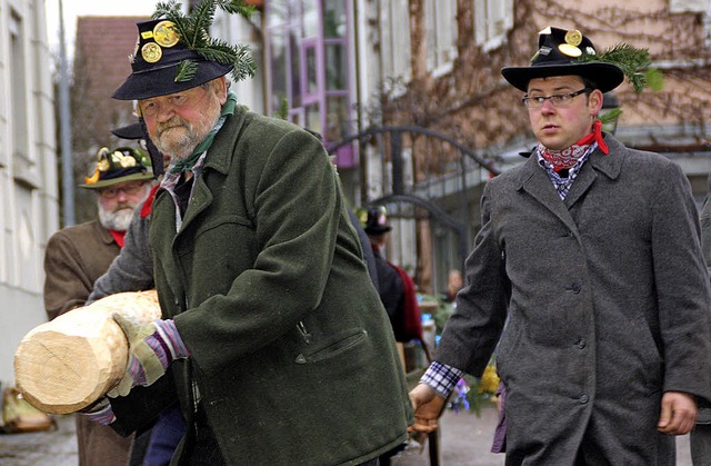 Richtmeister Kilian Bhler dirigiert d...m Ziehen und Stellen des Narrenbaums.   | Foto: Gerd Leutenecker