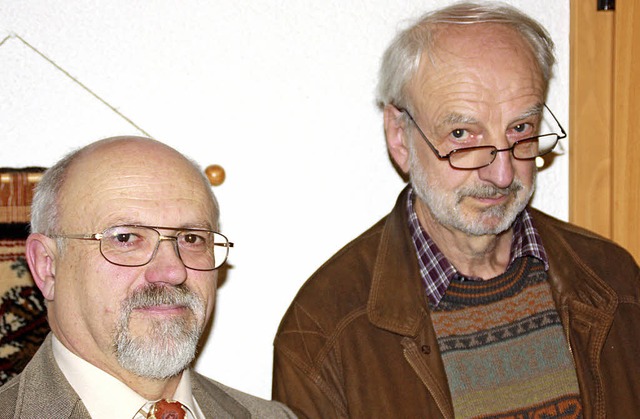 Stabbergabe: Gerhard Guist (links) b...der Mineralienfreunde an  Axel Brill.   | Foto: Gerd Leutenecker