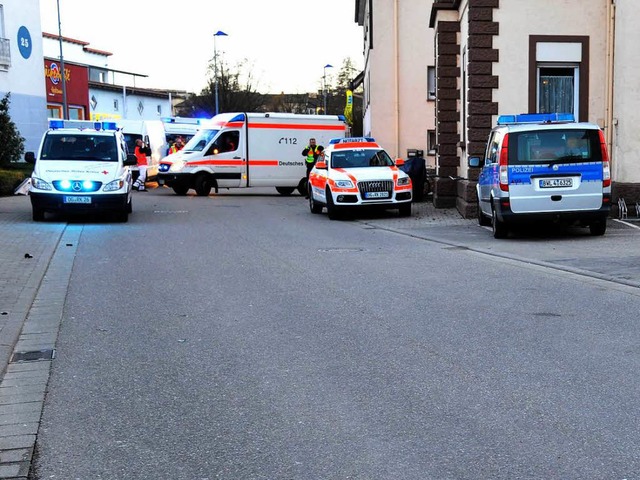 Polizei und Sanitter an der Unfallstelle in Rust.   | Foto: Bernhard Rein