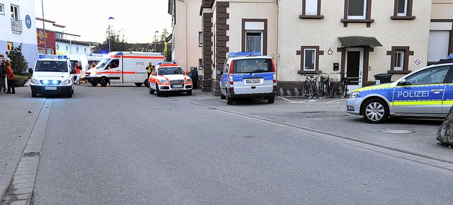 Polizei und Sanitter an der Unfallstelle in Rust   | Foto: Bernhard Rein