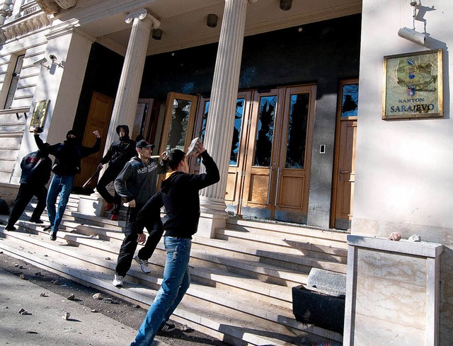 Zerstrungswut &#8211;  junge Steinewerfer vor der Kantonsregierung in Sarajevo   | Foto: dpa