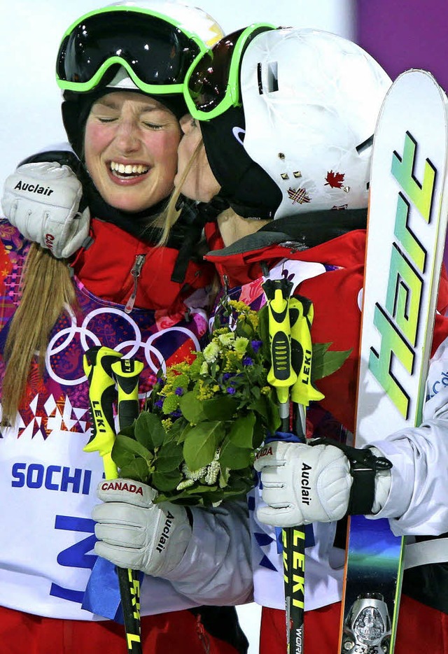 Olympiasiegerin  Justine Dufour-Lapoin...re Schwester Chlo, die Silber gewann.  | Foto: dpa