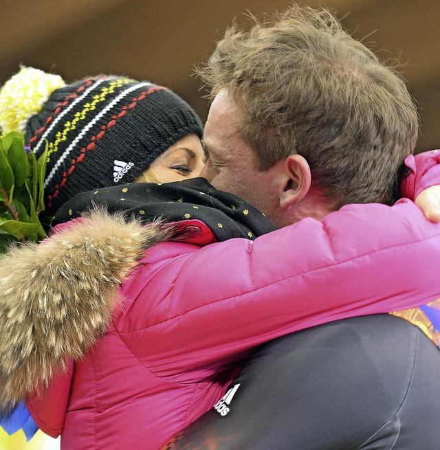 Felix Loch und seine  Freundin Lisa feiert den  Olympiasieg auf ihre Art.  | Foto: AFP
