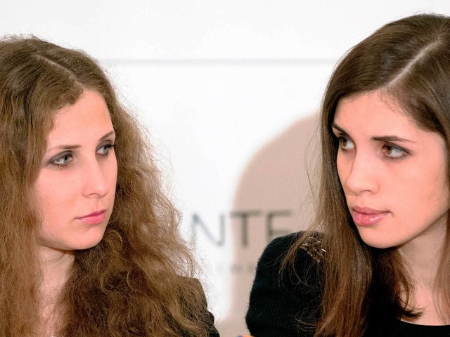Maria Aljochina und Nadeschda Tolokonnikowa bei einer Pressekonferenz in Berlin.  | Foto: dpa