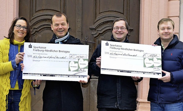 Die Pfarrer Oliver Wehrstein (Zweiter ...e (rechts) bergebenen Spendenschecks.  | Foto: Jrg Schimanski