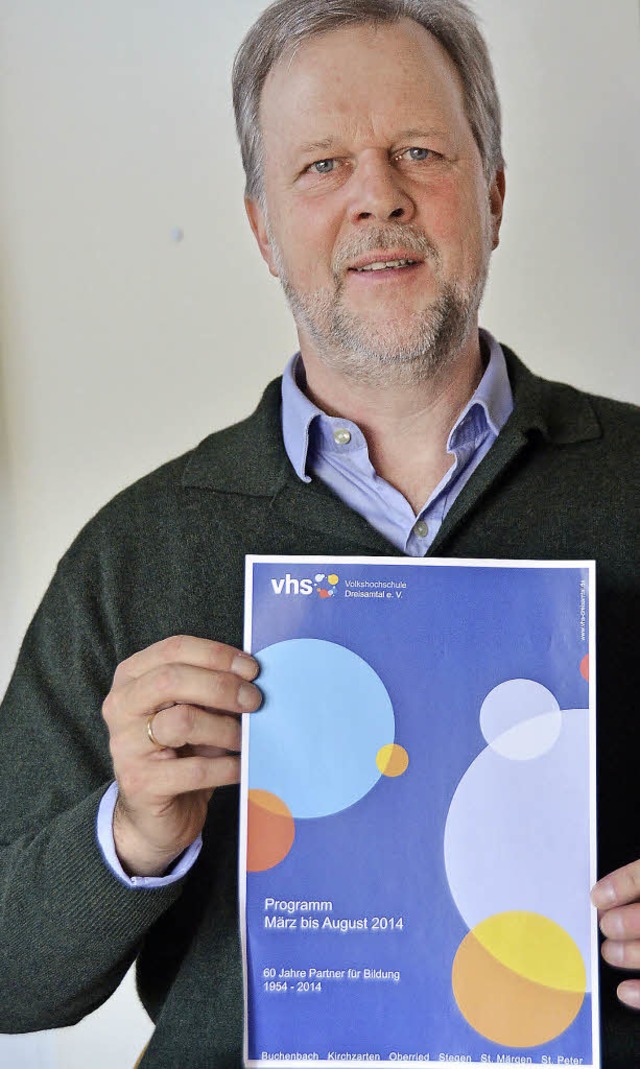 VHS-Leiter Wolfgang Schulz mit dem Titelblatt des neuen Programmheftes.   | Foto: MARKUS Donner