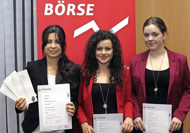 Das erfolgreiche Team (von links): Aynur Tas, Elizabeth Ivanova und Lena Kpper   | Foto: Schule