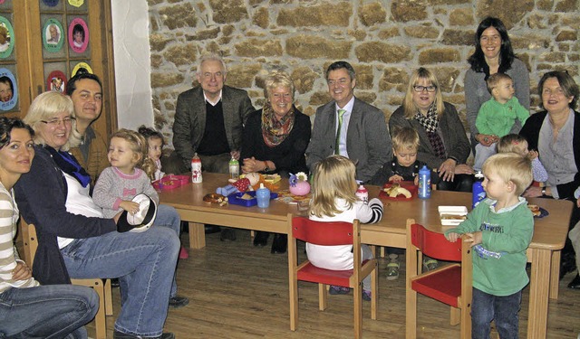 Lachende Gesichter bei der Besichtigun...t Brgermeister Volker Kieber (Mitte).  | Foto: Dorothee Mller-Barbian