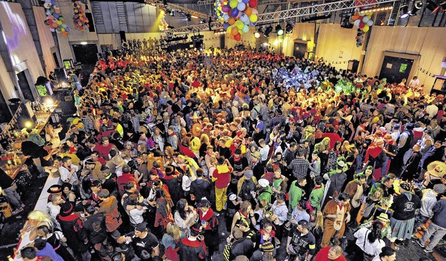 Volles Haus beim Hexen-Geburtstag: Bei...tunde der Einlass geschlossen werden.   | Foto: Roland sigwart