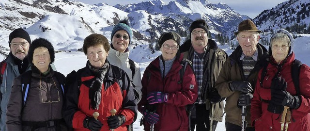 Die Winterwanderer des Kanderner Schwa...m Bregenzerwald zum gemeinsamen  Foto.  | Foto: Schmitz