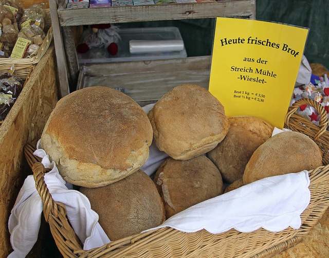 Frisches Brot gibt  im Angebot auf dem Fiirobe-Mrt.  | Foto: Monika Weber