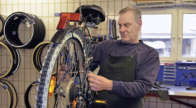 Ein schwerer Moment fr  Wilhelm Kelle...ene Fahrradwerkstatt ist geschlossen.   | Foto: Bchin