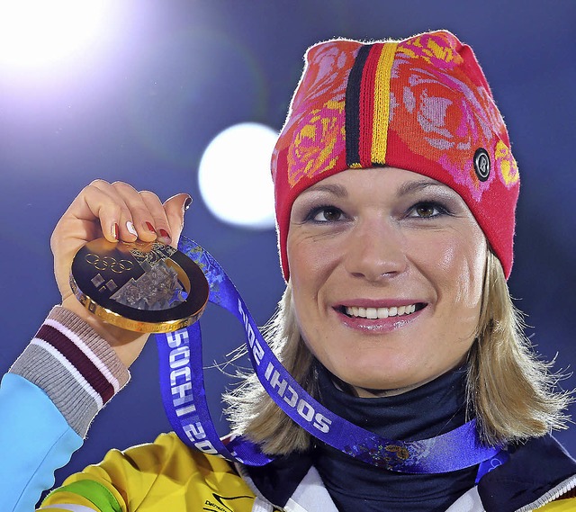 Zeigt ihre Goldmedaille gern: Maria Hfl-Riesch  | Foto: dpa