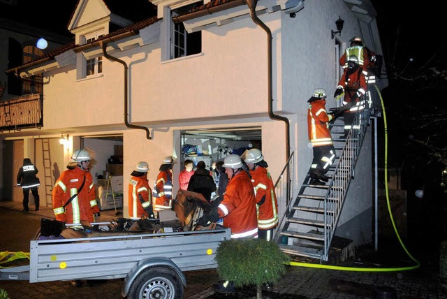 Die Feuerwehr im Einsatz.  | Foto: WOLFGANG KUENSTLE               