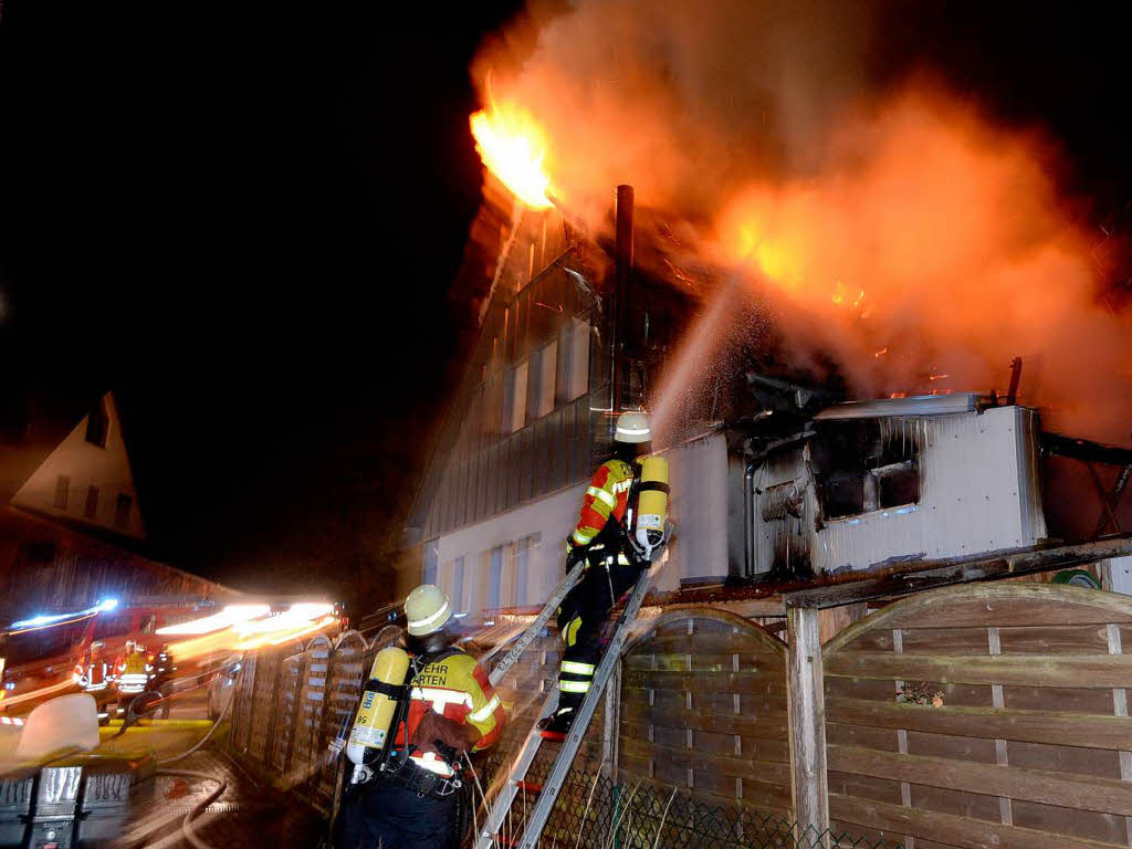 Nach dem Feuer ist das Einfamilienhaus in der Dorfbachstrae in Kirchzarten-Zarten nicht mehr bewohnbar.