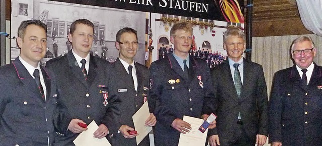 Ehrungen: Kreisbrandmeister Alexander ...das Feuerwehr-Ehrenzeichen in Silber.   | Foto: Manfred Burkert