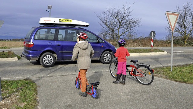 Schon bei Tag kein ungefhrlicher Ort:... am neuen Sportplatz mit Solarleuchte   | Foto: R. Ruther