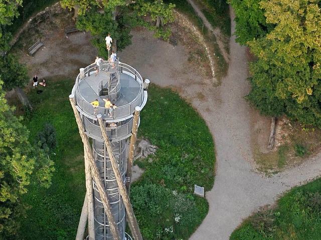 Der 33 Meter hohe Aussichtsturm auf de...ossberg ist bis auf weiteres gesperrt.  | Foto: Thomas Kunz