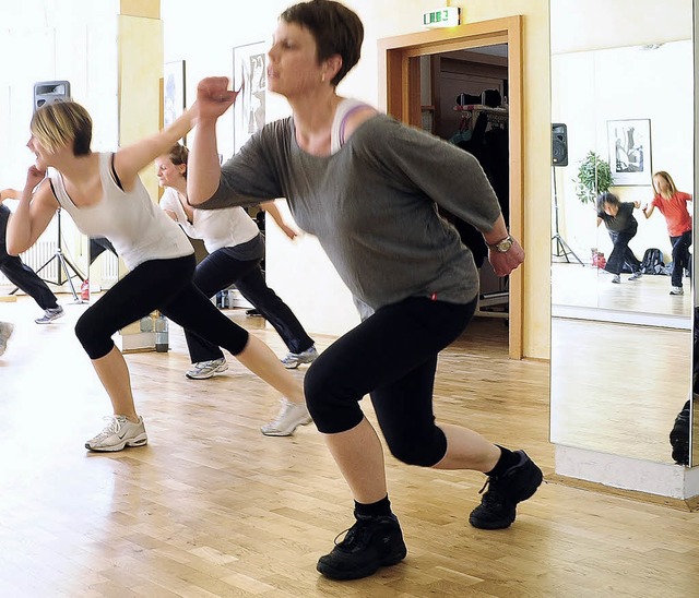 Dynamisch geht es in Zumba-Kursen zu, ...ie nun auch auf mutige Mnner hoffen.   | Foto: thomas kunz