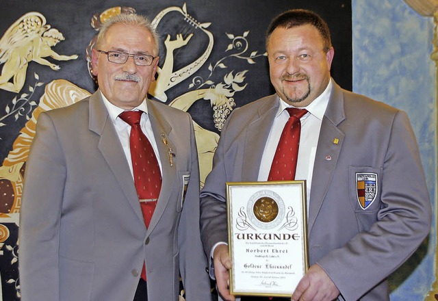 Norbert Ehret (rechts) ist seit 40 Jah...eicht ihm  Reiner Michel die Urkunde.   | Foto: Heidi Fssel