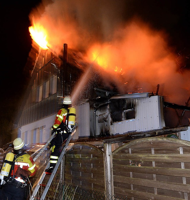 Als die Feuerwehr am Brandort eintriff...orfbachstrae  lichterloh in Flammen.   | Foto: Patrick Seeger/Andreas Peikert