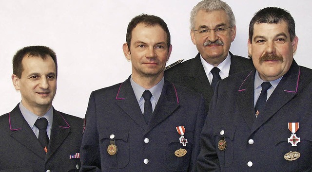 Andreas Gerber (rechts)  und Theo Binn... Feuerwehr-Ehrenabzeichen des Landes.   | Foto: Pia Grttinger
