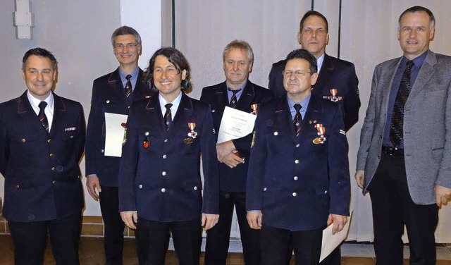 Der stellvertretende Kreisbrandmeister...(rechts) ehrten verdiente Mitglieder.   | Foto: Eickhoff