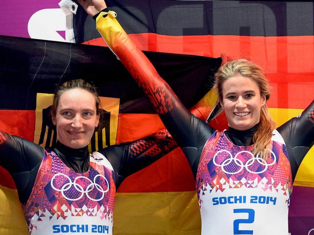 Nathalie Geisenberger (rechts) errodelte Gold, Tatjana Hfner holte Silber.  | Foto: AFP