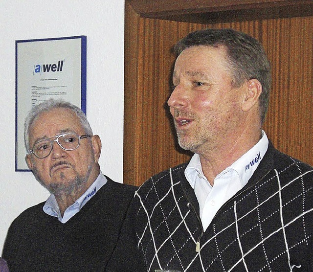 Firmengrnder Karl Heinz Bertsch (link...rte Uwe Deboben zum Betriebsjubilum.   | Foto: privat
