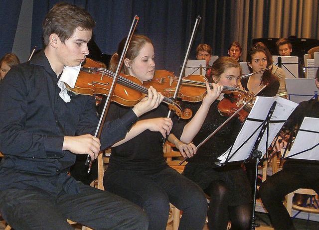 Die Jungen Sinfoniker Basel (links Kon...im Auftritt im Saal der Waldorfschule   | Foto: Roswitha Frey