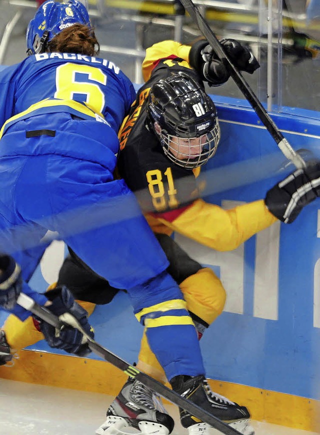 Krperlich hart gingen die Schwedinnen auf dem Eis zur Sache.   | Foto: dpa