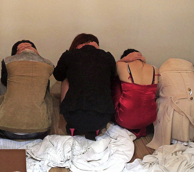 Sexarbeiterinnen bei einer Razzia   | Foto: AFP