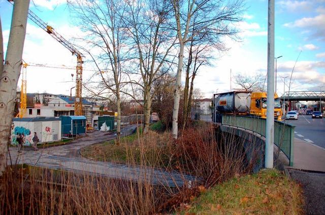 Links wird gebaut, rechts gefahren: Da...hein-Au-Baugebiets wollen oder nicht.   | Foto: Hildegard Siebold