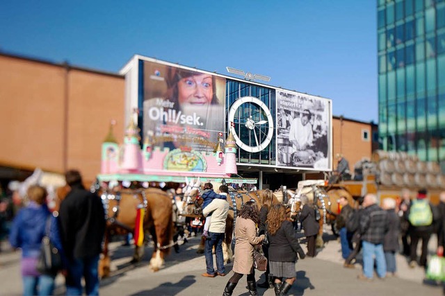 Kompakt zu mehr bersicht: Die Muba 20...ndhofhalle mit der Uhr an der Fassade.  | Foto: MCH Messe Schweiz (Basel) AG