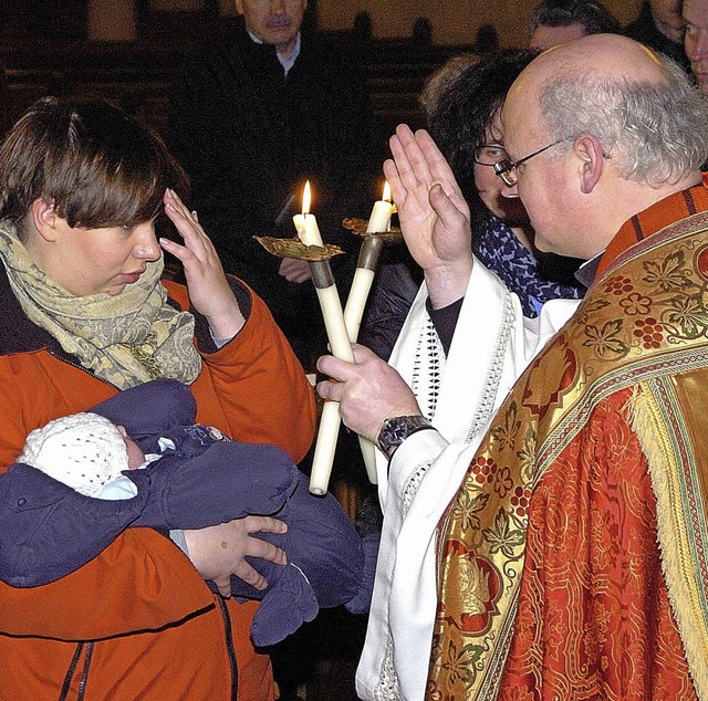 Patroziniumsfest der Pfarrgemeinde St....rsten Weil erteilt den Blasius-Segen.   | Foto: Jrgen Schweizer