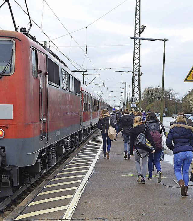 Zeit kostet die Bus- und Bahnbenutzer der umbaubedingte Umweg auf Gleis 1.  | Foto: Gerhard Walser