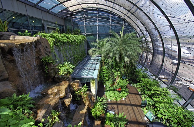 Entspannung im Grnen:   Changi Flughafen in Singapur  | Foto: Keno