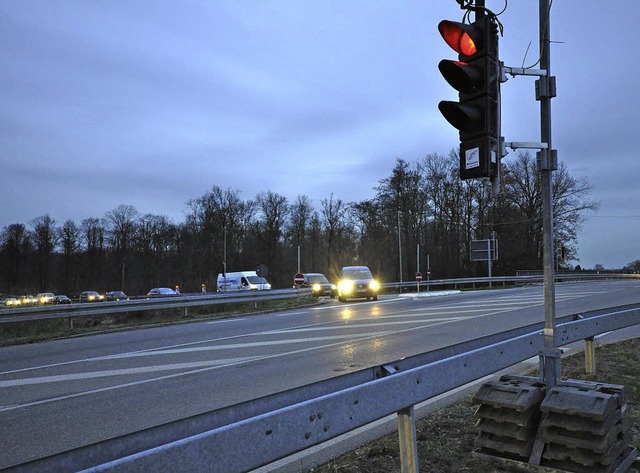 Eine richtige Ampelanlage soll das Pro...uffahrt von der B 31 (Autos) ablsen.   | Foto: julius steckmeister