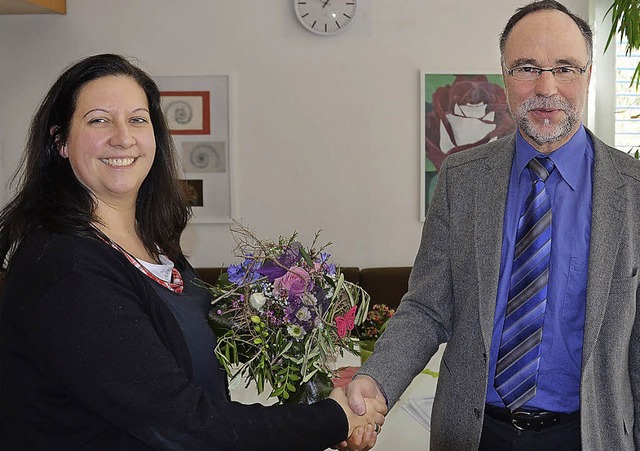 Sibylle Streibel,  neue Stellvertreter...iter Peter Kunz mit Blumen empfangen.   | Foto: Martin Wunderle