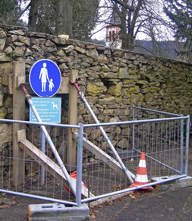 Derzeit provisorisch abgesichert: die alte Stadtmauer, die nun saniert wird.   | Foto: grziwa