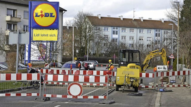 Vollsperrung: Auf einen Schilderwald u...oll die Strae wieder befahrbar sein.   | Foto: Julia Dreier