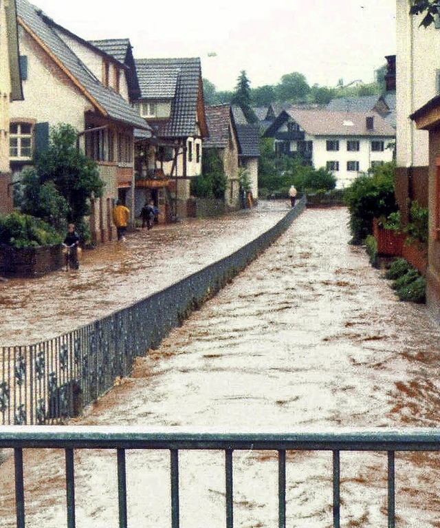 Die berflutete Bachstrae in Mnchweier beim Hochwasser im Mai 1983.  | Foto: Privat