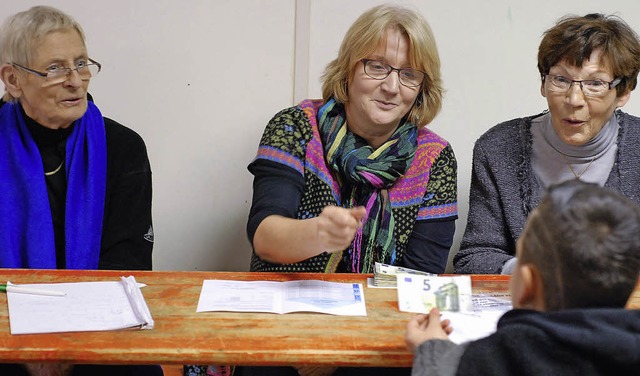 Ilse Herberg, Wiltrud Elssser und Ade...sse der Tafelkinder genau angeschaut.   | Foto: GERTRUDE SIEFKE