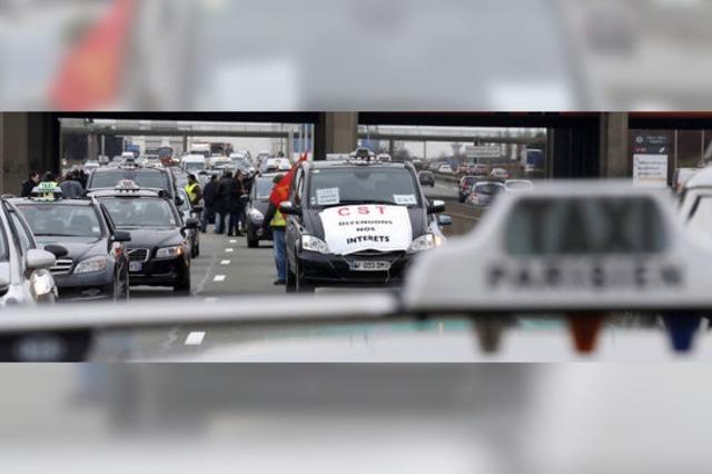 Pariser Taxifahrer protestieren mit Straßenblockaden