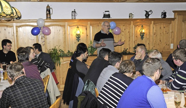 Der Vorsitzende Wilfried Kaiser (hinte...ritt und besserer Kommunikation auf.   | Foto: Dietmar Noeske