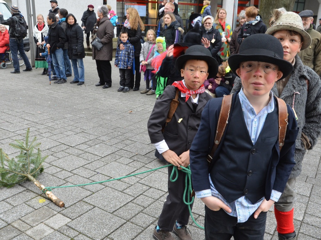 Unter den Augen zahlreichen Zaungste stellten die Wlder am 1. Faien den Narrenbaum auf dem Bad Sckinger Mnsterplatz