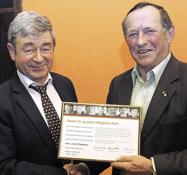 Seit 40 Jahren in der CDU: Oskar Kopf ehrte Josef Eisenbeis (rechts).   | Foto: bettina schaller