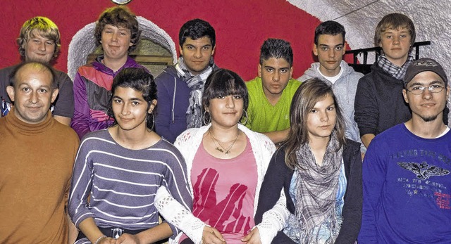 Ein Team des Jugendhauses mit Jugendreferent Sasa Hustic (links).   | Foto: Gabi Lendle