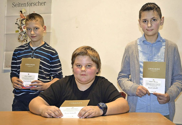 Jamie Scheffel, Jonas Ranninger  und M...cu zeigen stolz ihre Sieger-Urkunden.   | Foto: Barbara Ruda